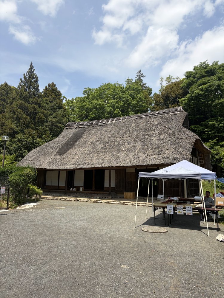 大和市郷土民家園の茅葺き屋根の古民家