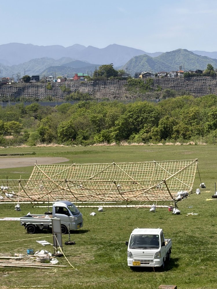 もみじと相模川へ行ったら、日本一の大凧が作られていた