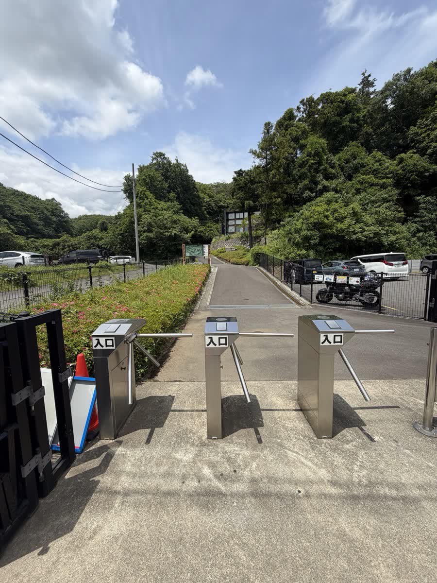 あつぎこどもの森公園の入口と駐車場付近の様子
