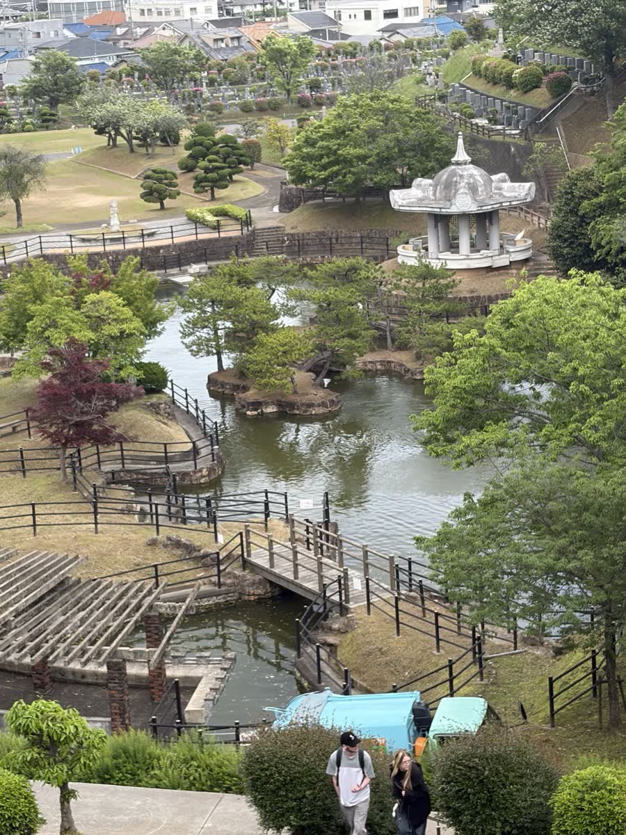名古山仏舎利塔のバルコニーから見た姫路市内の景色、緑の木々と市街地が広がる