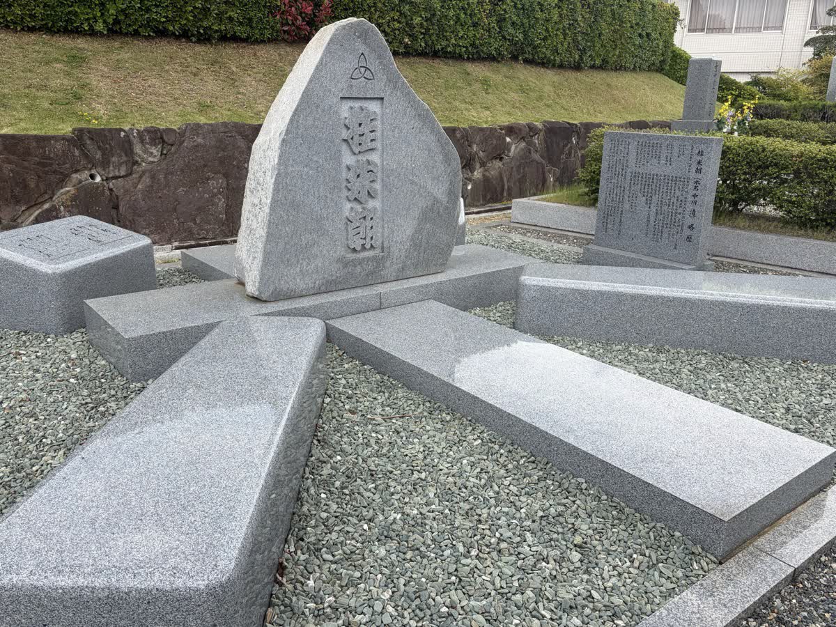 桂米朝のお墓、上から見ると米の字の形に設計された石碑