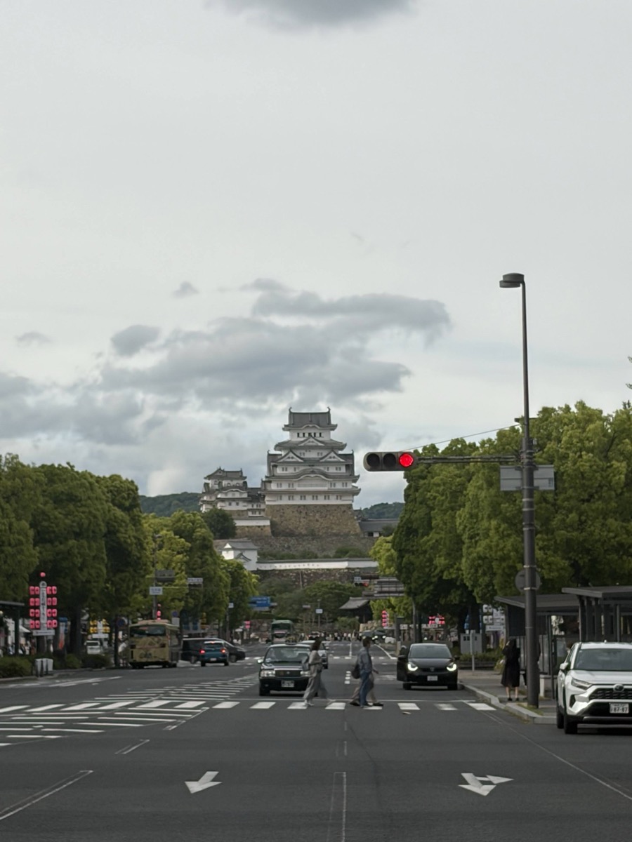 道路の正面から見た姫路城の白い天守閣