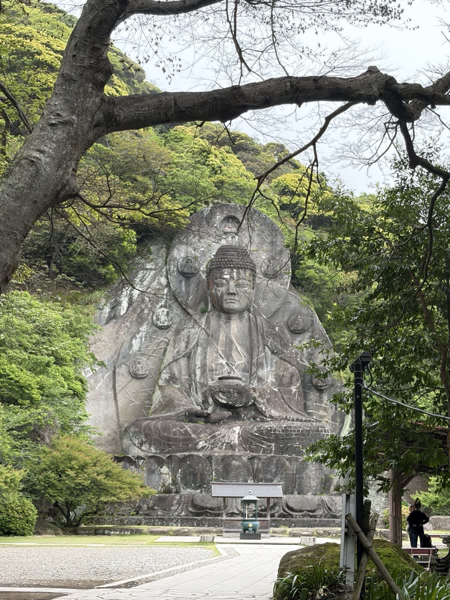 鋸山日本寺大仏の全景、緑に囲まれた巨大な石製磨崖仏