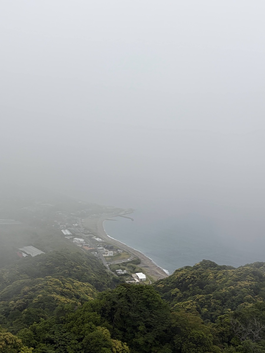 ロープウェイから見た霧に包まれた山の景色