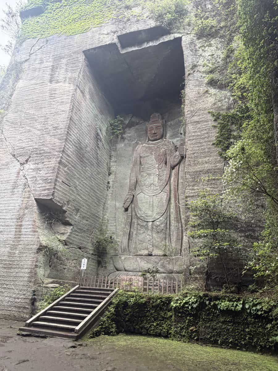 鋸山日本寺の百尺観音、旧石切場跡に彫られた立像の全体