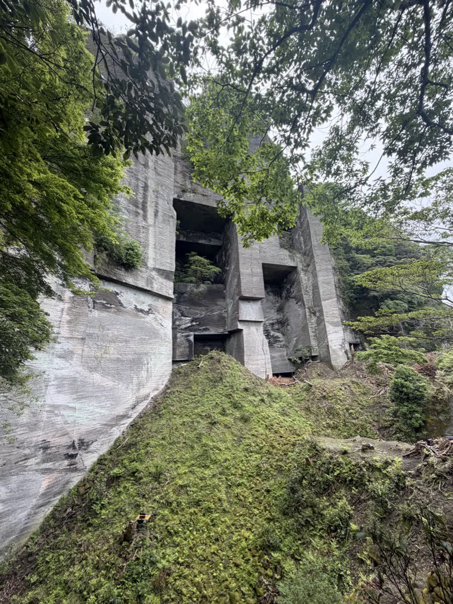 鋸山の採石場跡、垂直に切り取られた岩壁「ラピュタの壁」