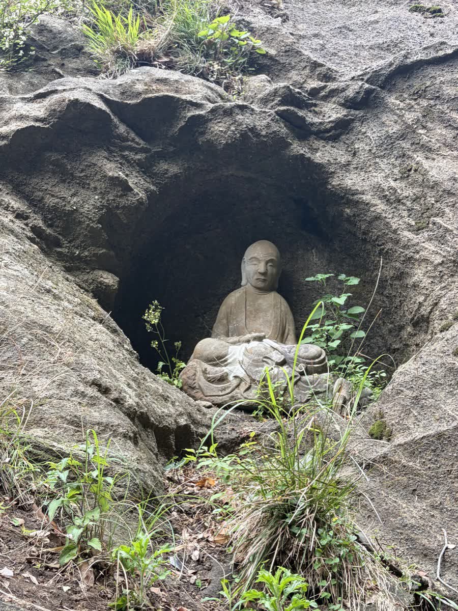 岩の窪みに丁寧に祀られた石仏
