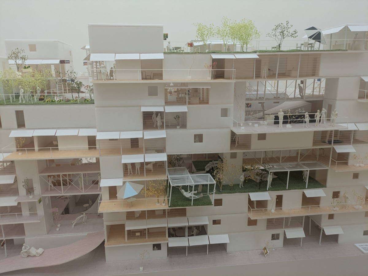 集合住宅の大型模型。住戸のバルコニーや共用部が細かく作られている