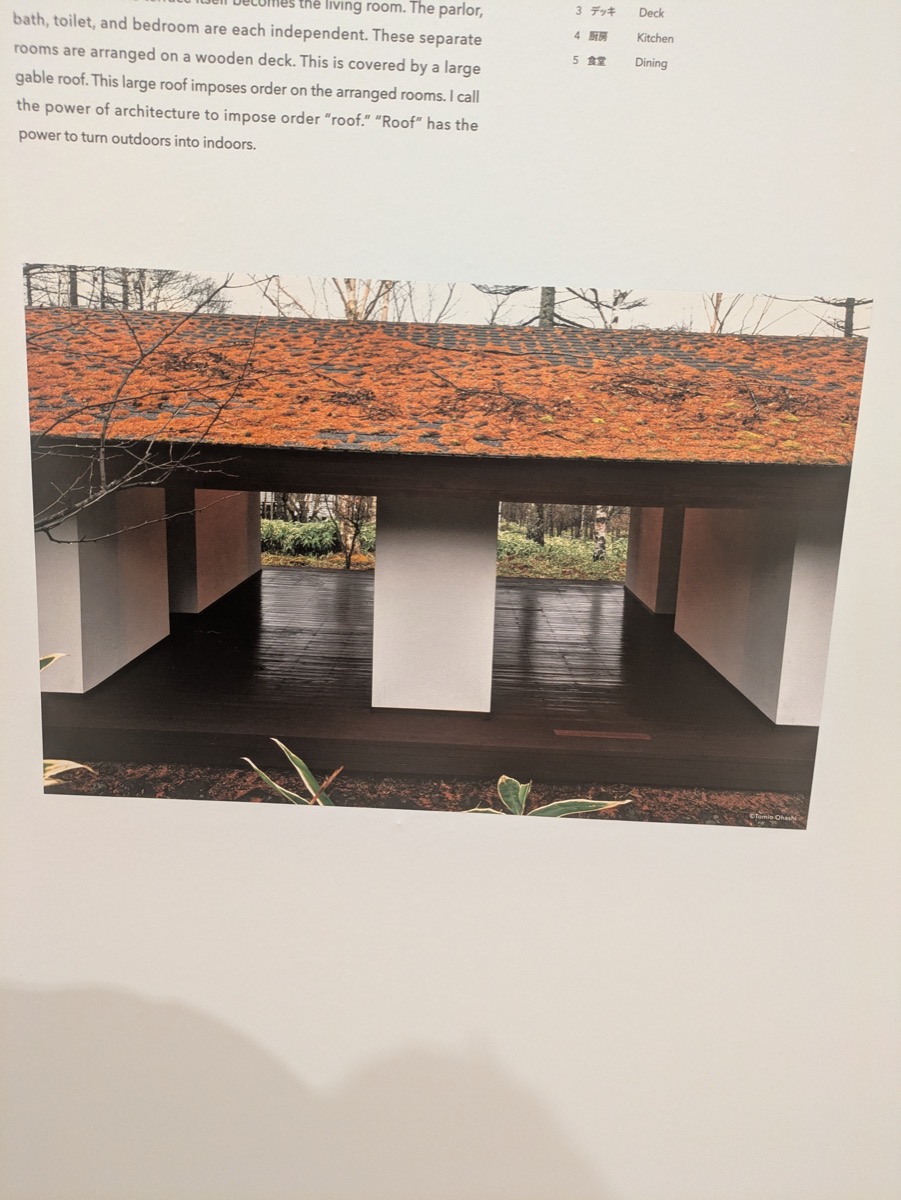 横須賀美術館の建物写真。海沿いの風景の中に白い建築が低く収まっている