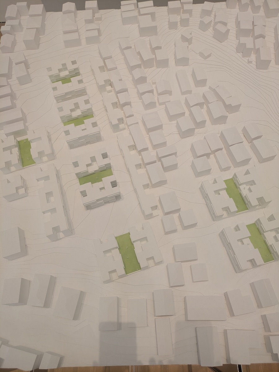 都市スケールの計画図。白い街並みの中に緑のパッチが点在している