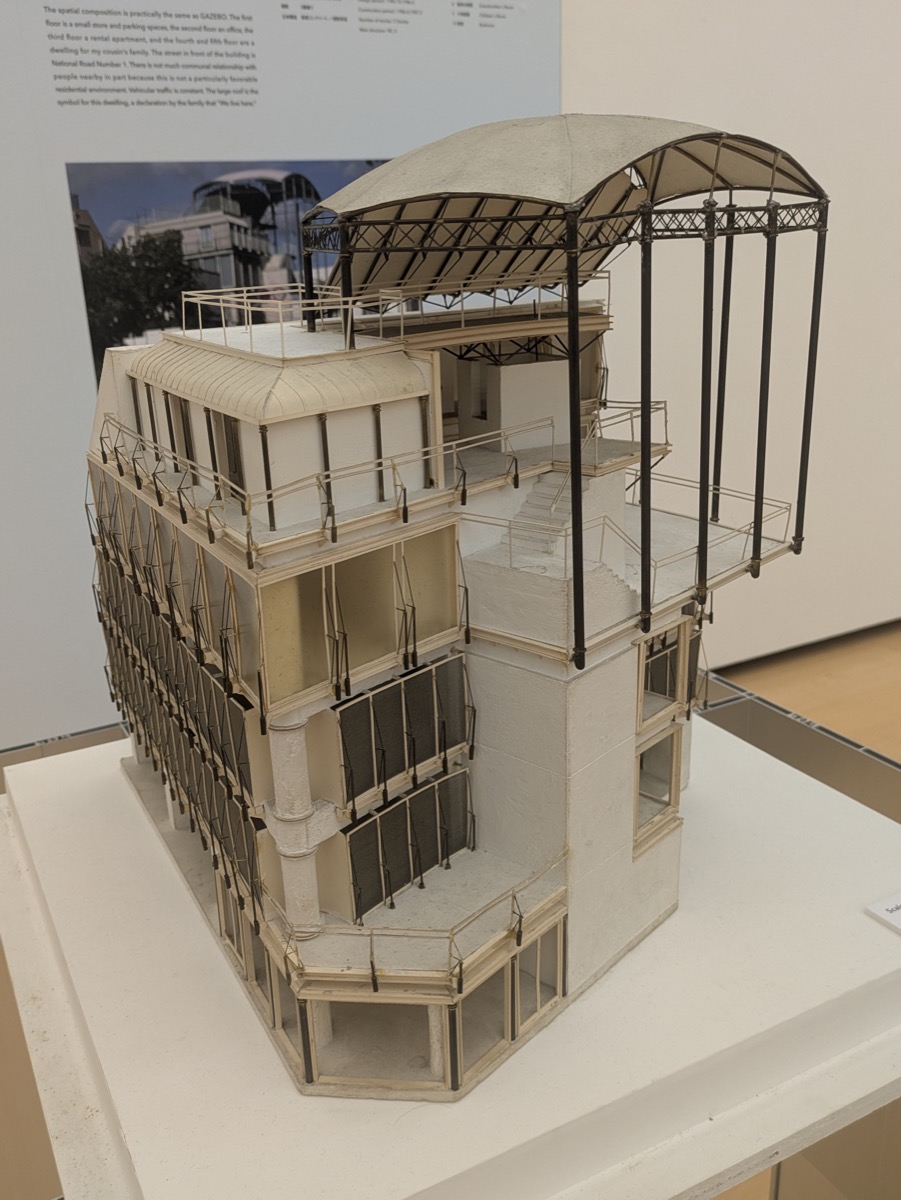 山本理顕の自邸GAZEBOの模型。立体的な住居と屋上のフレームが見える