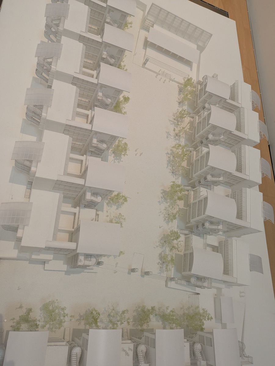 集合住宅の鳥瞰ドローイング。住戸が重なり合い、緑の空間が描かれている