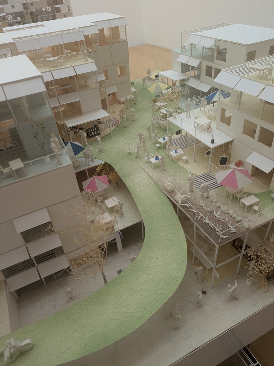 Pangyo Housing系の集合住宅模型。住戸の間を緑の通路やデッキがつないでいる