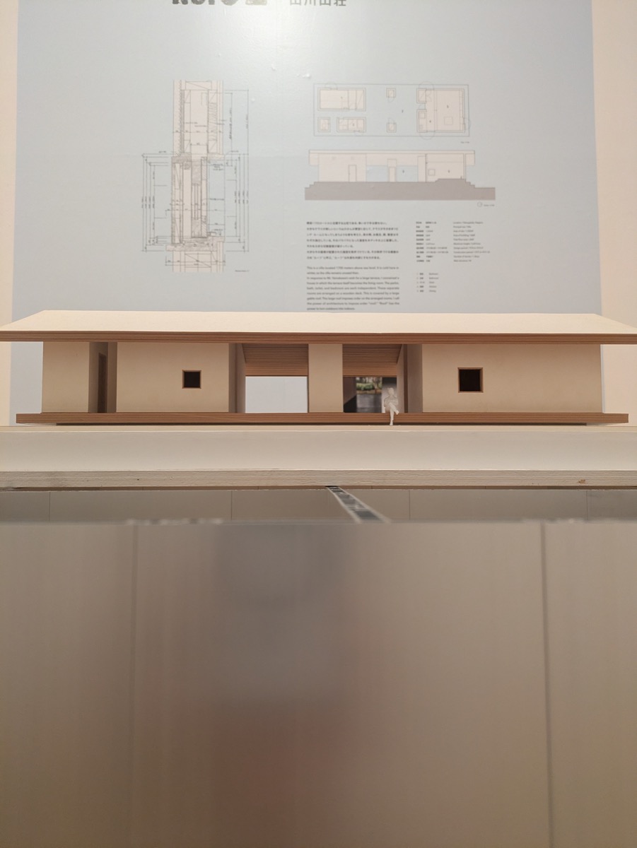 山本理顕展で展示されていた小さな住宅模型。白い室内模型の細部まで作り込まれている