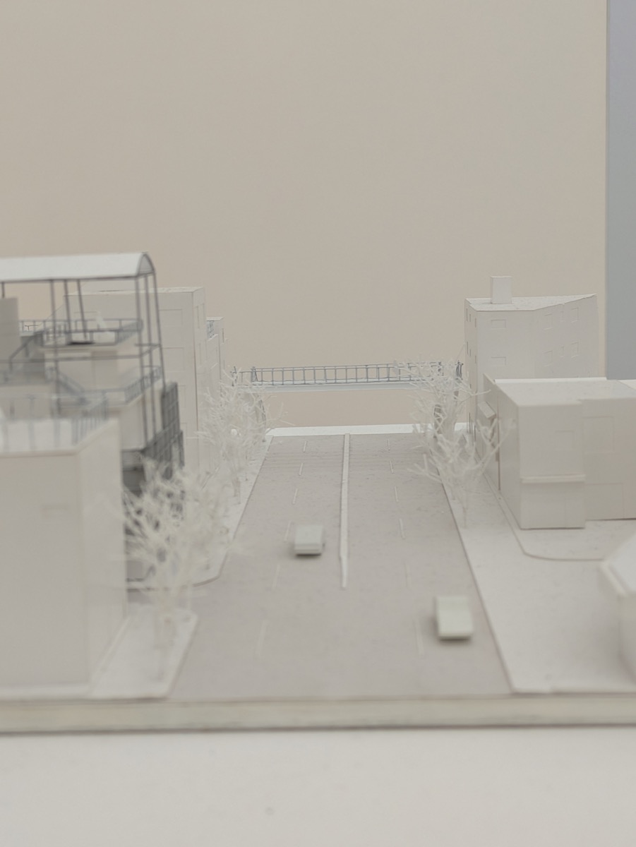 山本理顕展の白い建築模型。建物の間に通路や半屋外の空間が見える