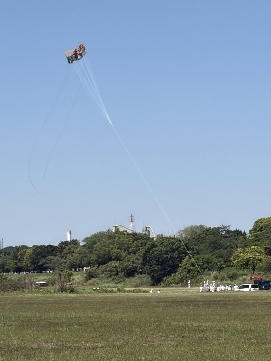 前哨戦の凧が青空を飛ぶ