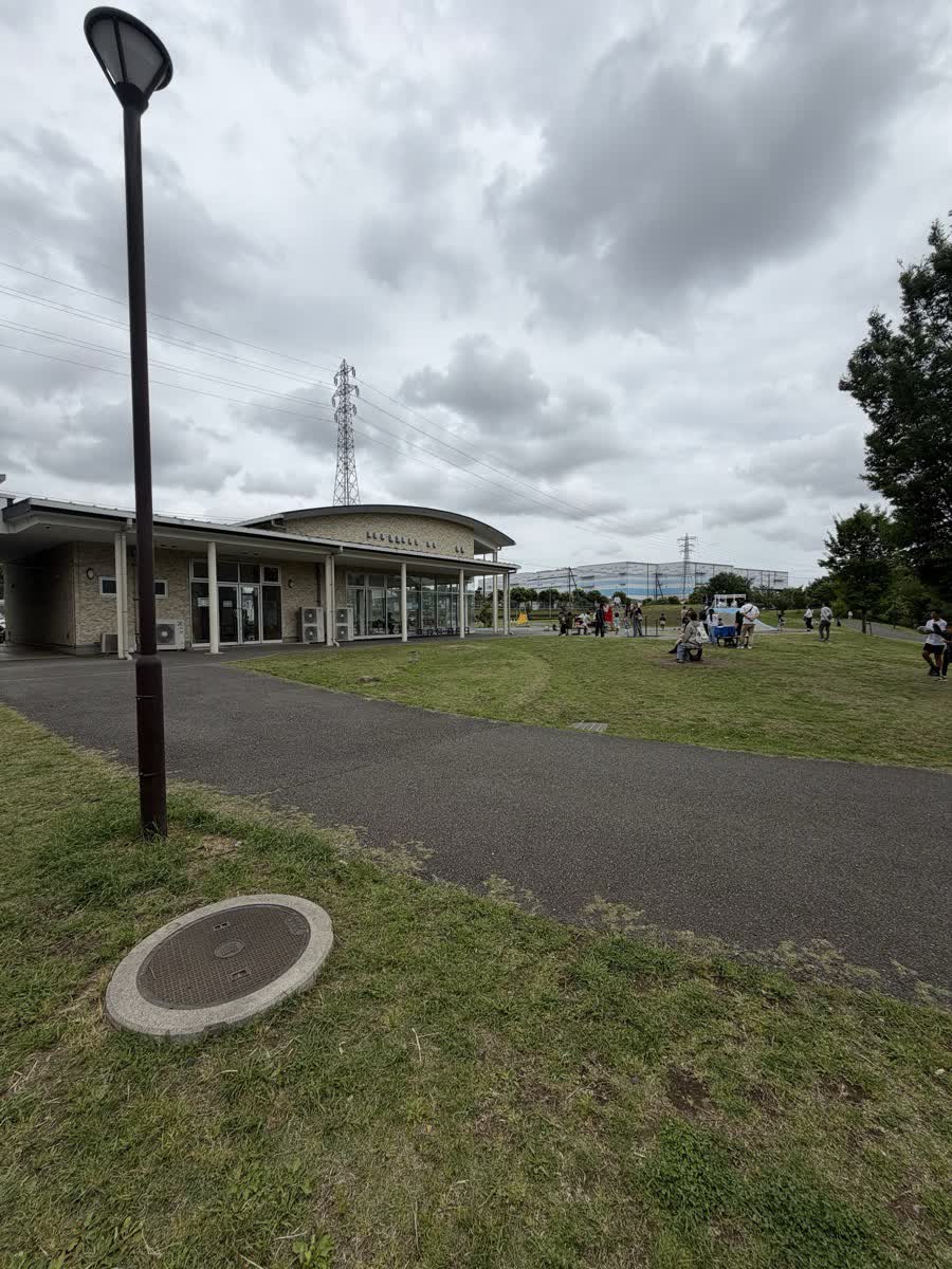 芹沢公園の管理棟付近と曇り空