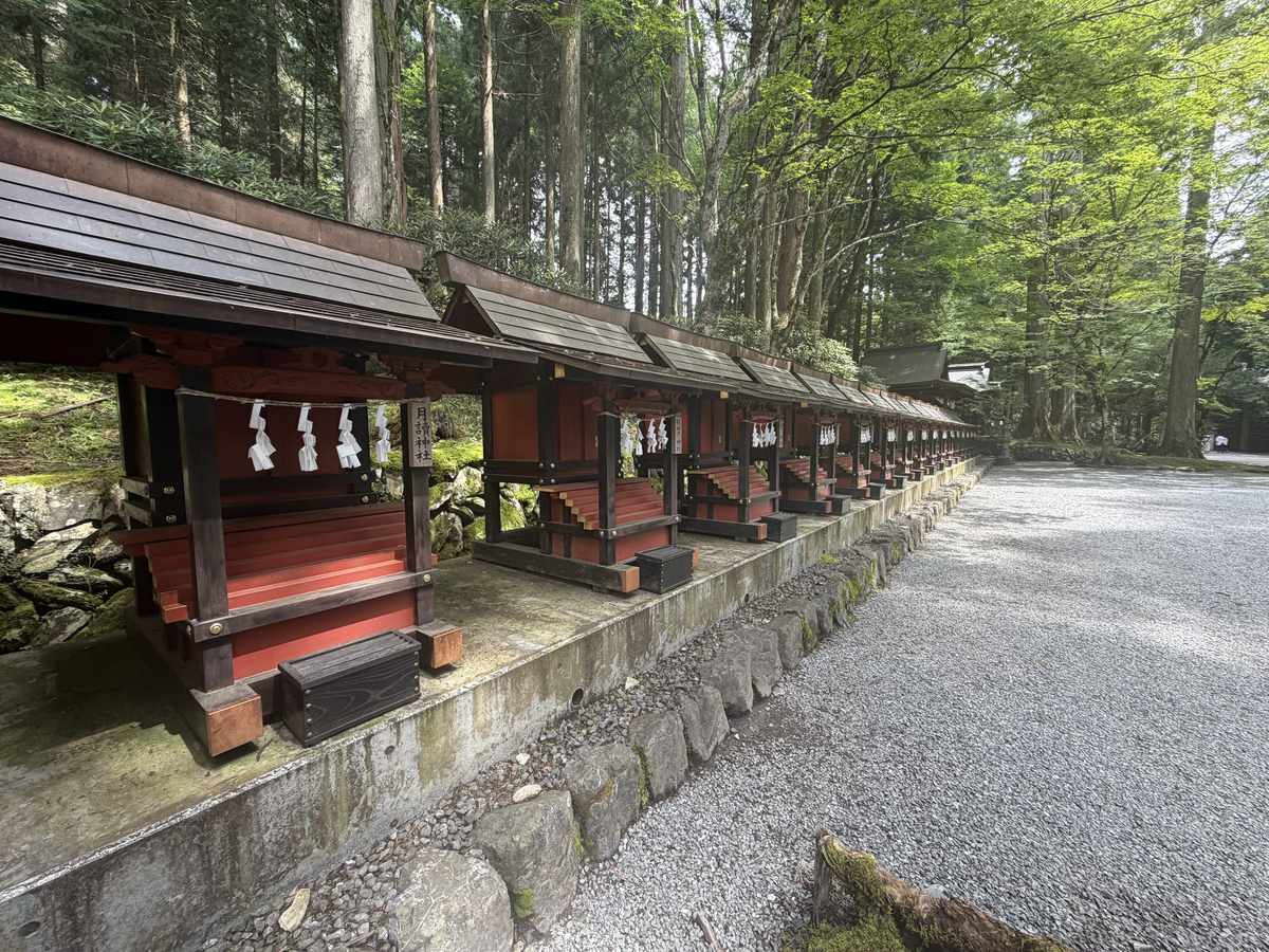 三峯神社の境内に並ぶ全国の神社の摂末社の列