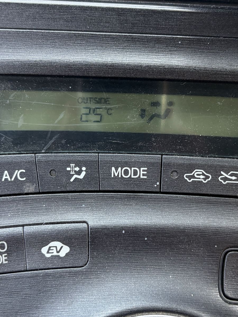 車の外気温計が25℃を表示している