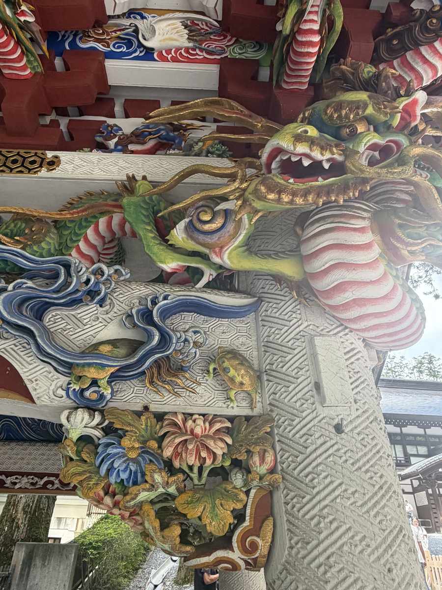 三峯神社拝殿の極彩色の龍の彫刻