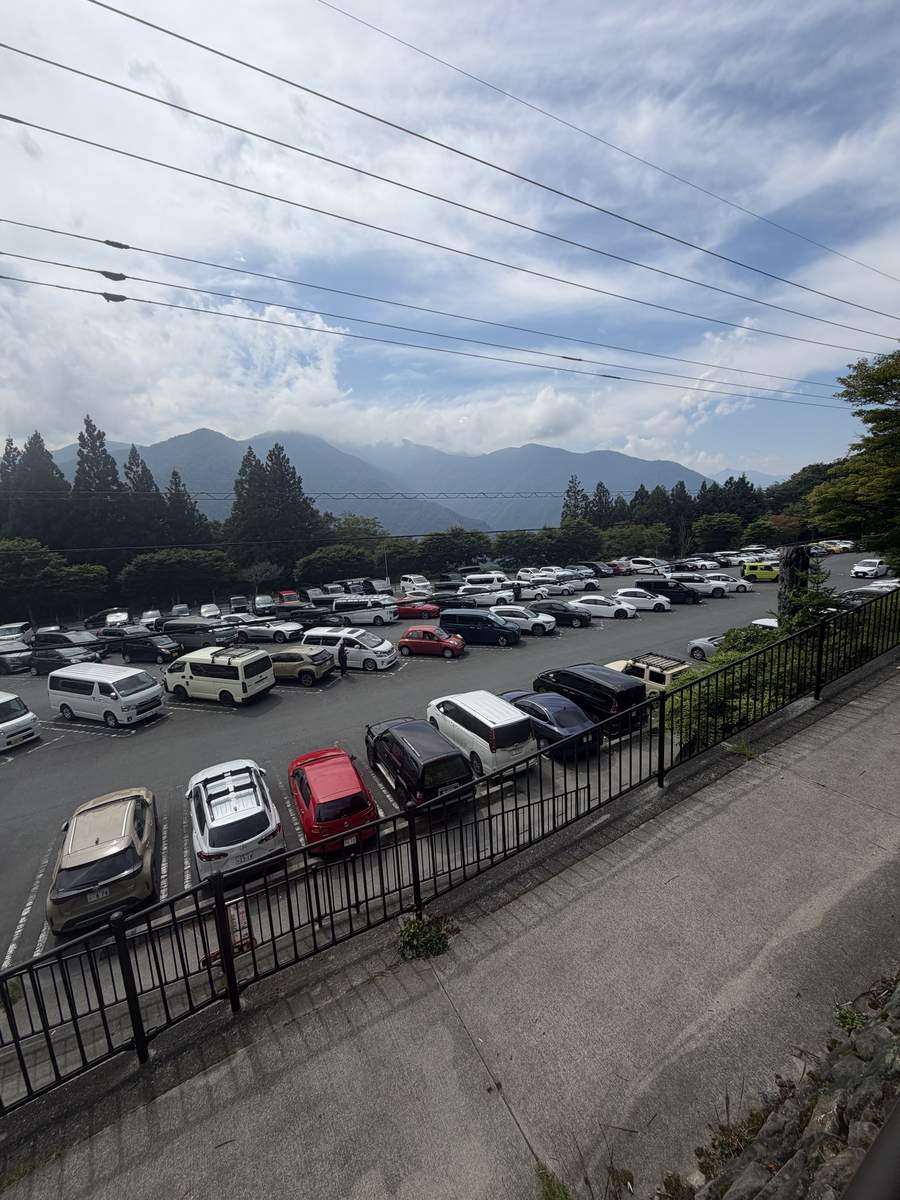 平日昼の三峯神社の市営駐車場。多くの車が停まっている