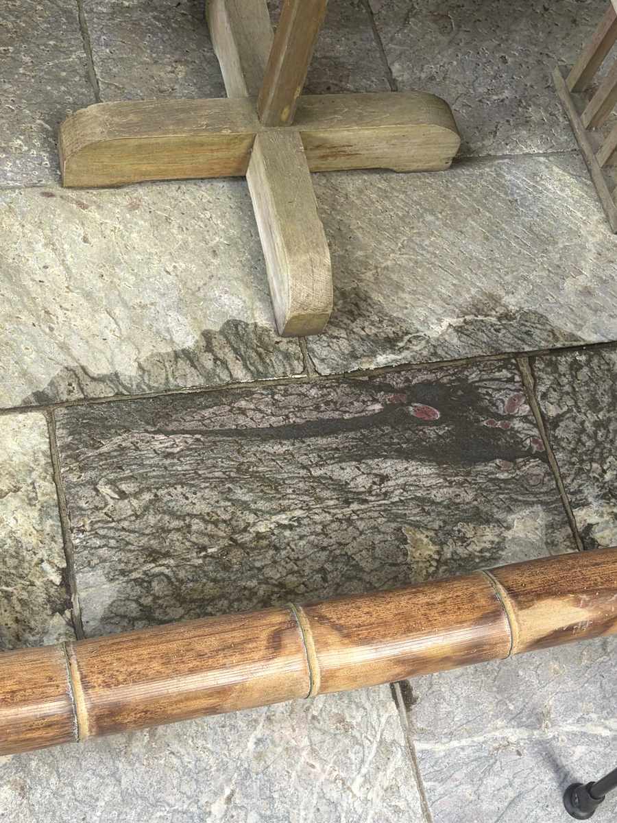 三峯神社の敷石に浮かび上がった龍の模様。竹の柵で囲われている