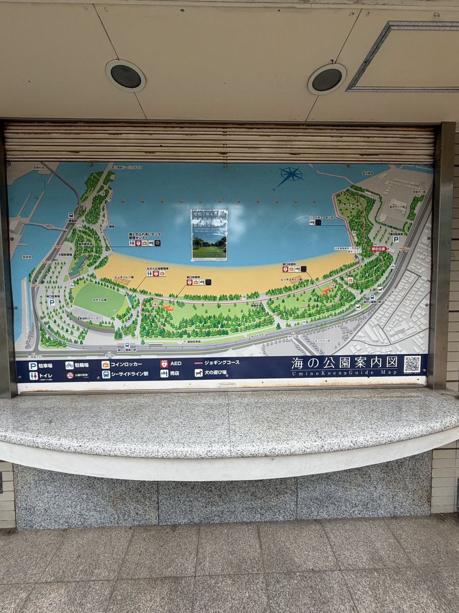 海の公園の案内図看板。園内マップに犬の遊び場の位置が示されている
