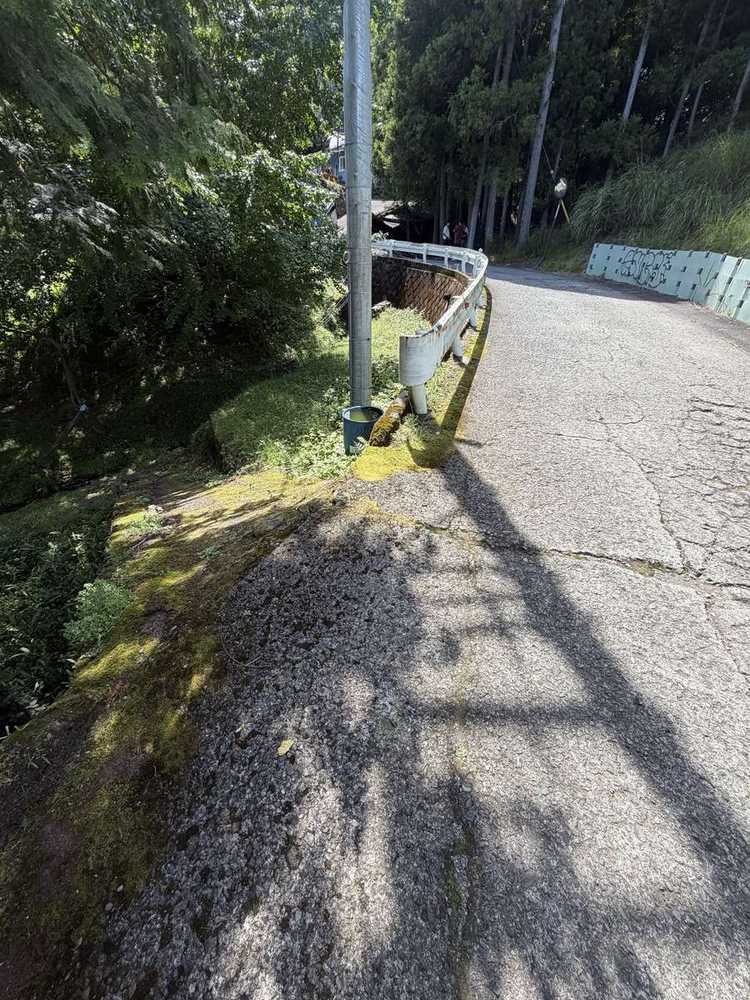 夕日の滝へ向かう舗装路の途中にある、左へ下る分岐点