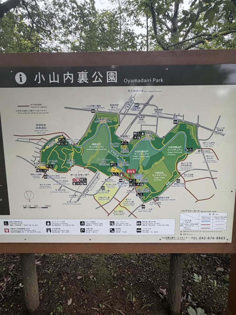 小山内裏公園の入口に立つ園内案内板。緑色の地図に園路と広場が描かれている