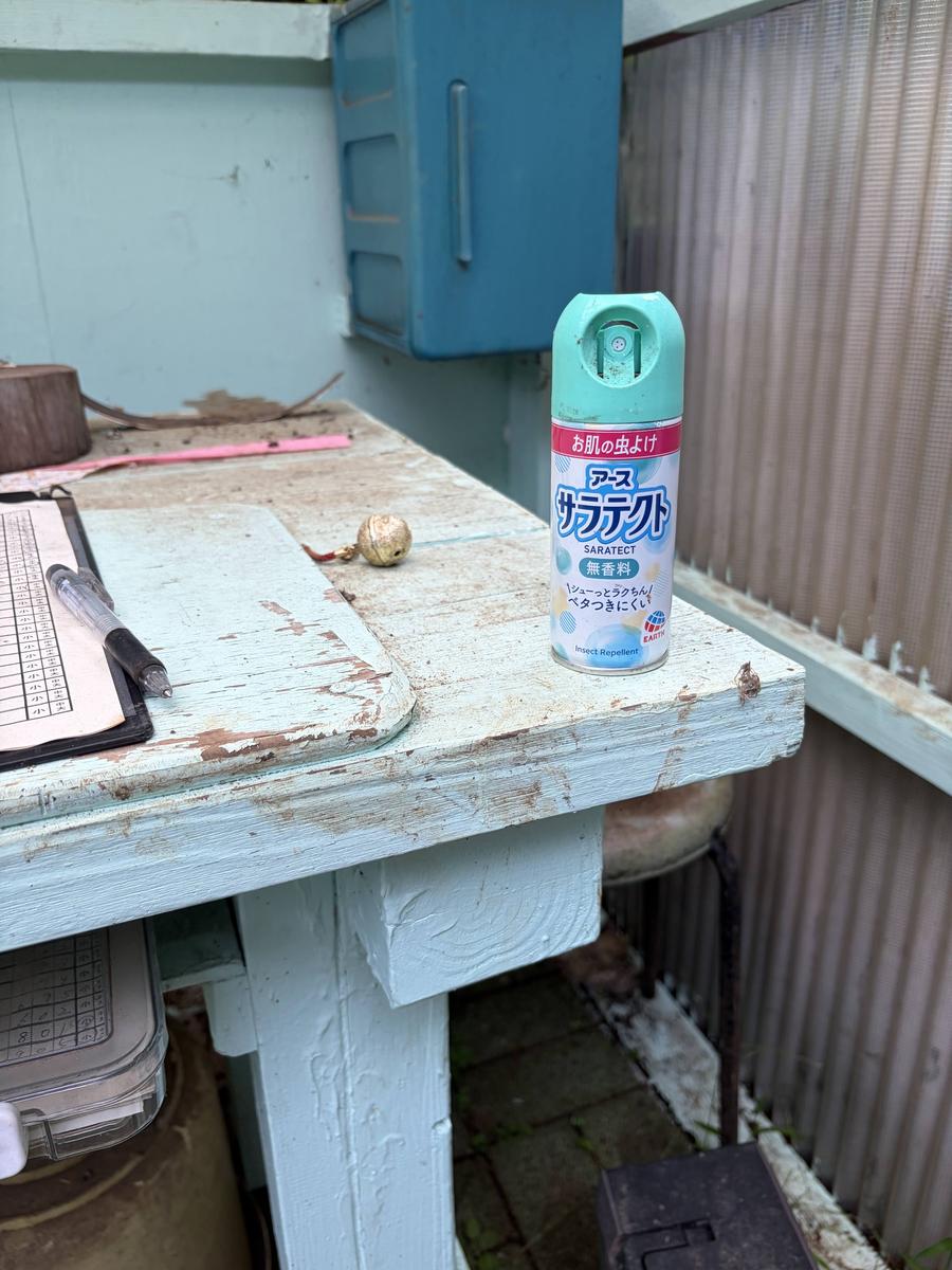 小屋の机の上に置かれた虫よけスプレーの缶